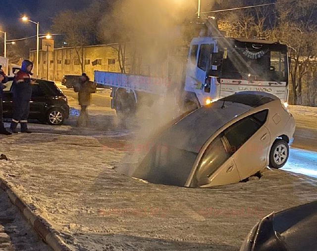 В Благовещенске на месте коммунальной аварии под землю провалился автомобиль