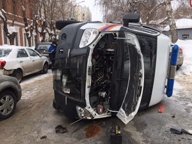 В центре Уфы опрокинулся после ДТП автомобиль аварийной службы