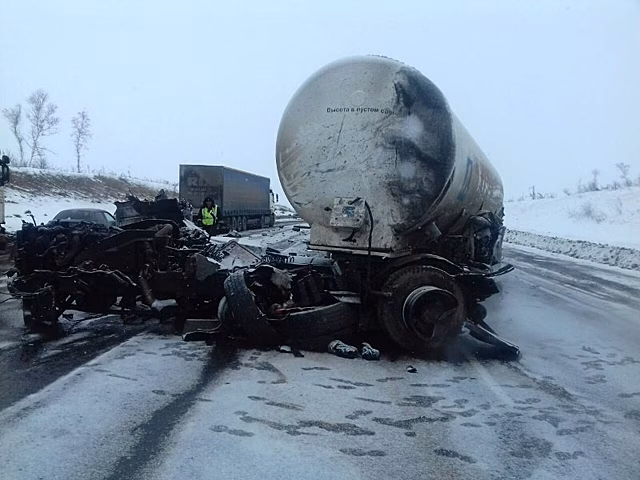 Снесло полмашины: появилось видео последствий ДТП под Самарой с фурами и «четырнадцатой»
