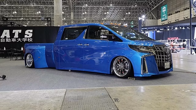 Японские студенты переделали минивэн Toyota Alphard в крутой пикап с пневмоподвеской