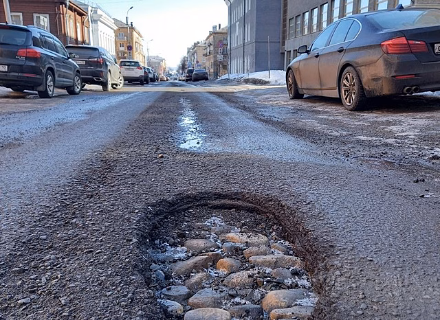 Петрозаводчанин обнаружил «историческую мостовую» в яме на асфальте