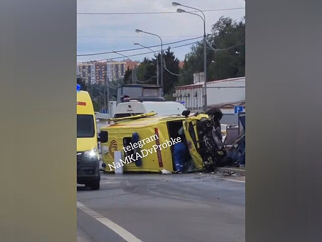 Скорая помощь столкнулась с автомобилем в Троицке