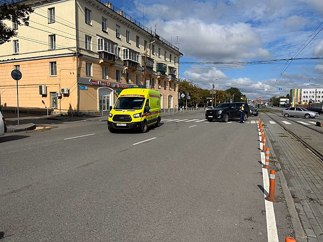 Внедорожник сбил женщину на пешеходном переходе в Челябинске