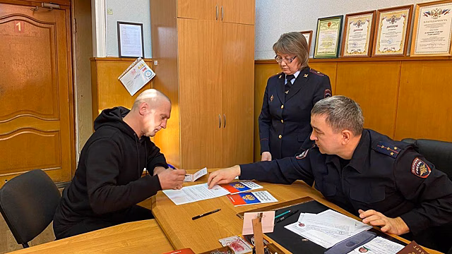 В Уфе состоялось торжественное вручение паспортов РФ жителям из Донецкой Народной Республики