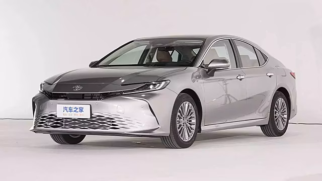 У белорусских дилеров появилась новая Toyota Camry: цена удивляет