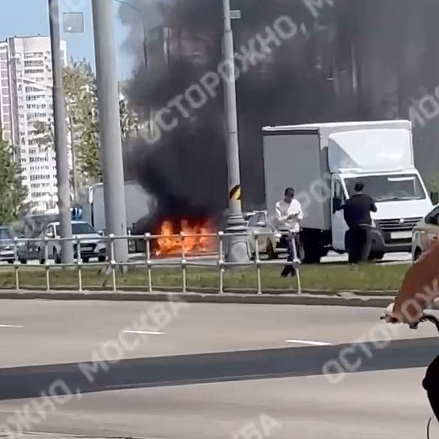 Audi загорелась посреди шоссе в Москве и попала на видео