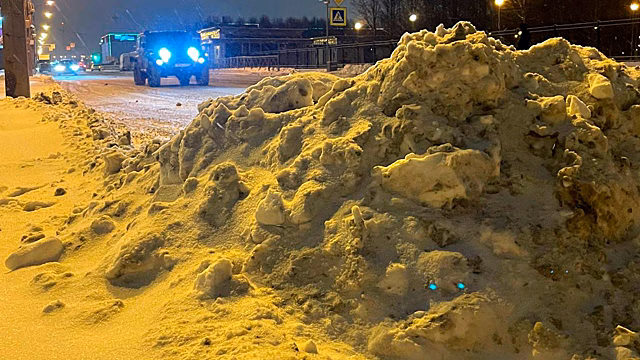 Сильный снегопад привел к девятибалльным пробкам на дорогах Петербурга