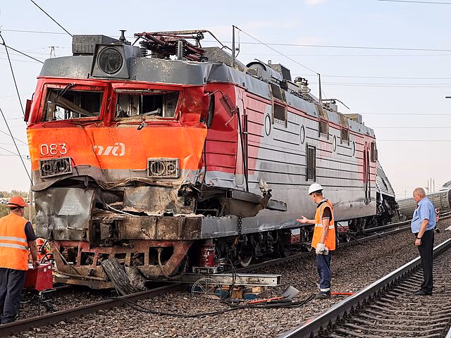 Электровоз и 9 вагонов получили серьезные повреждения из-за ДТП под Волгоградом