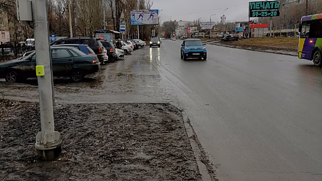 «Квест для пешеходов». Саратовец рассказал чиновникам о грязи возле поликлиники №17
