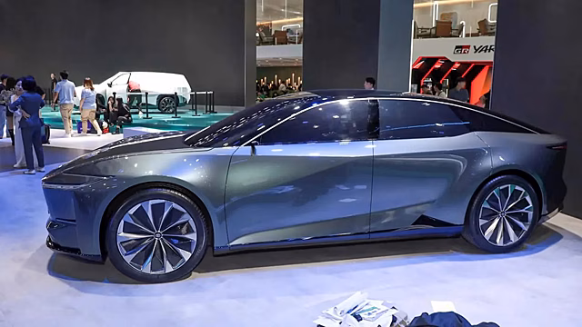 Toyota показала концепт мощного электрического седана bZ7