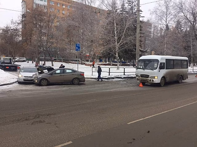 На проспекте Кирова в Самаре автомобилистка врезалась в автобус и спровоцировала пробку