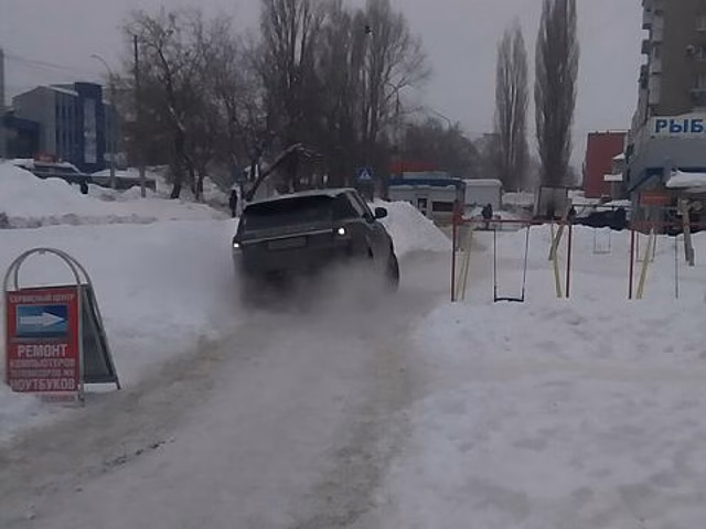 На нечищеной детской площадке в Саратове застрял внедорожник