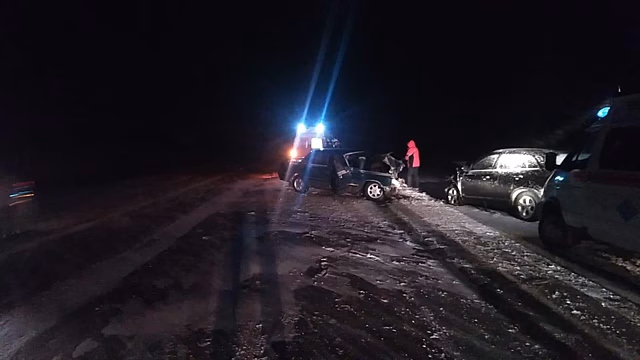 Водитель погиб и два пассажира пострадали в лобовом ДТП на кузбасской трассе