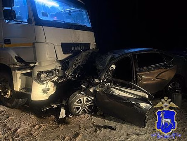 Начинающий водитель и его пассажир погибли, врезавшись на Lada Vesta в КамАЗа в Самарской области
