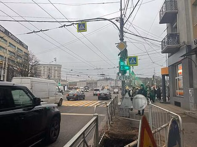 В центре Калининграда поменяли режим работы светофоров: на площади Победы установили ещё один запрещающий знак