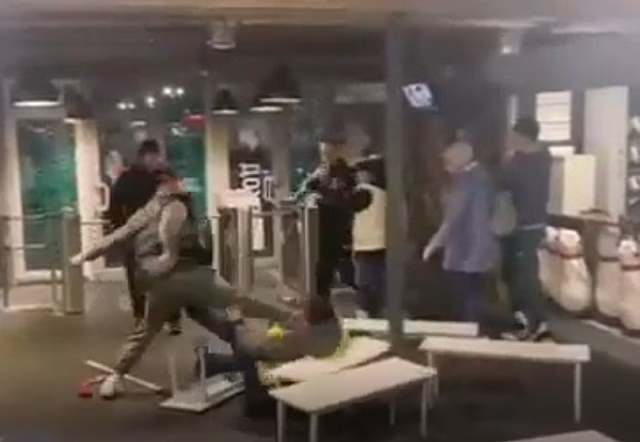 В Калининграде очевидцы сняли на видео драку охранника катка и посетителей