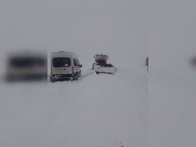 В Башкирии автобус с 17 пассажирами застрял в снегу