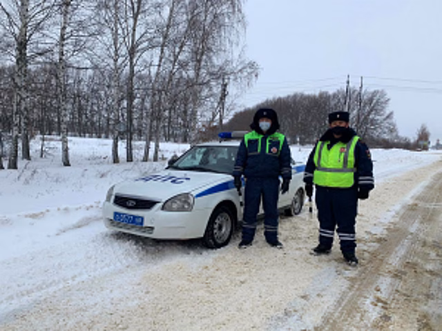 В Тамбовской области инспекторы ДПС помогли экстренно доставить женщину в больницу