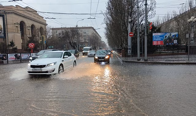 В Волгограде мощный ливень превратил улицы в реки