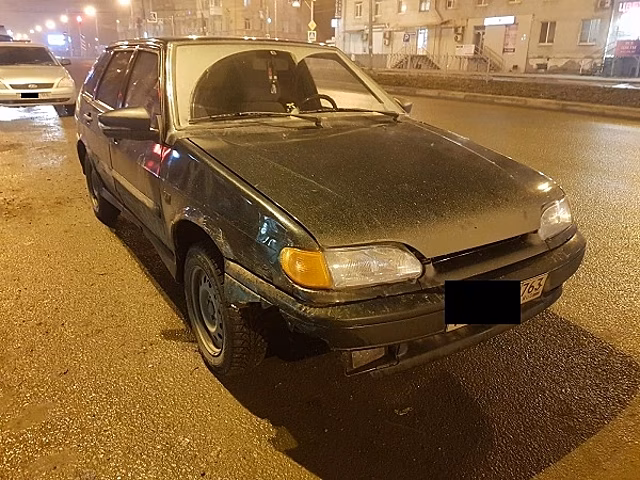 Попал под колёса: в Самаре поздно вечером молодой парень на "четырнадцатой" сбил пешехода-нарушителя