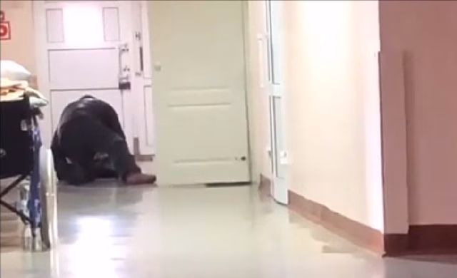 Прокуратура Райчихинска заинтересовалась видео с ползущим по коридору пациентом