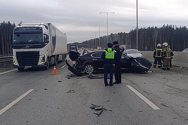 На ЕКАД ограничили движение из-за смертельной аварии