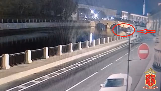 В Петербурге Porsche Cayenne на скорости улетел в Фонтанку