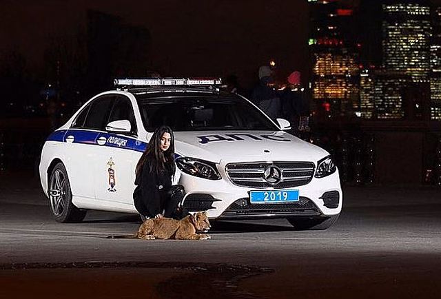 Москвичка устроила фотосессию на фоне машины ДПС и заинтересовала МВД