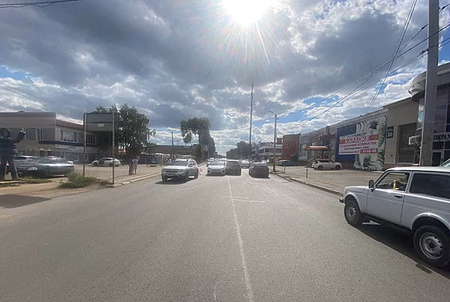 В Оренбурге столкнулись три легковушки, есть пострадавший