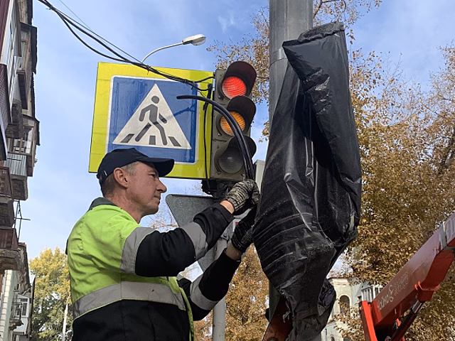 В Самаре на пересечении улиц Краснодонской и Физкультурной 12 октября установили новые светофоры