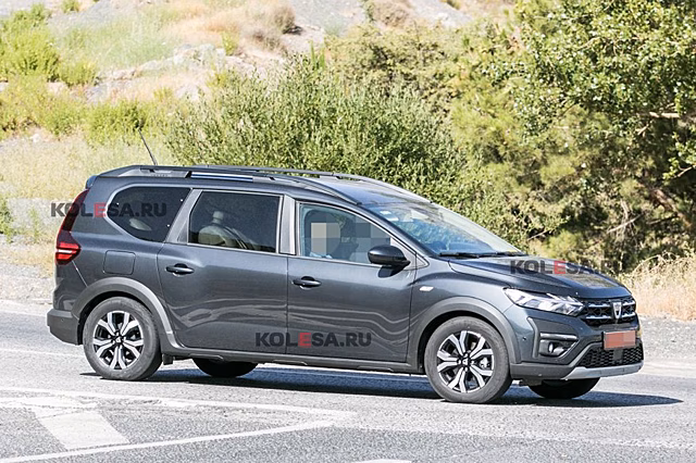 Dacia готовит новую версию Jogger: кросс-универсал проехался на камеру
