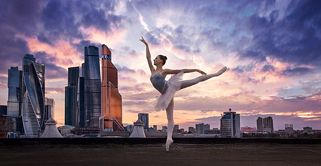 Фотоподборка: красота танца соединенная с урбаном мегаполиса. Танцоры на улице