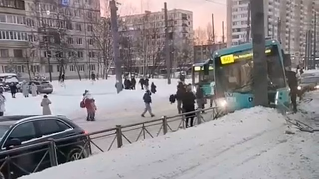 В Петербурге автобус с пассажирами врезался в фонарный столб, есть пострадавшие