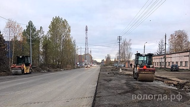 Нижний слой асфальта начали укладывать на улице Гагарина в Вологде