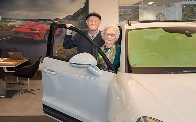 Супруги Эванс купили первый Porsche в честь 70-летия совместной жизни