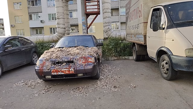 В Иволгино легковушку обсыпали перьями и облили кетчупом
