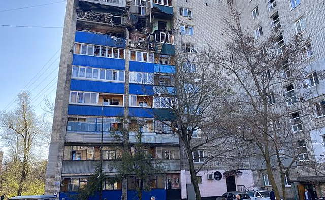 В Курске в пострадавшем от атаки БПЛА доме подключают коммуникации