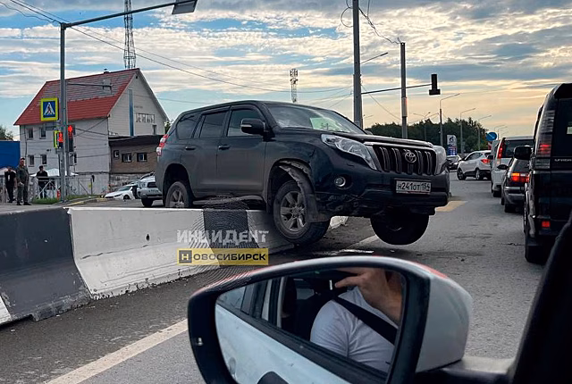 В Новосибирской области водитель погиб в лобовом столкновении универсала и кроссовера