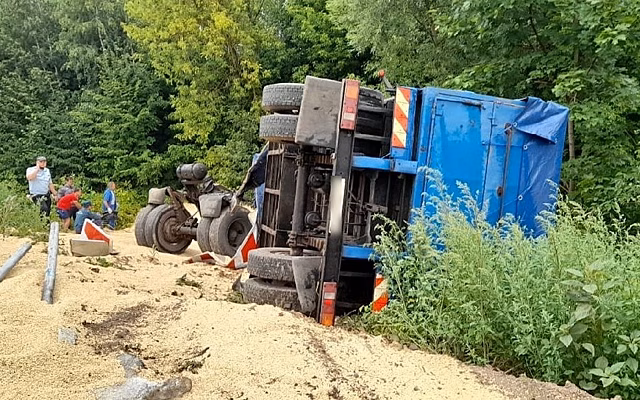 В Старожиловском районе водителя КамАЗа зажало в кабине после ДТП