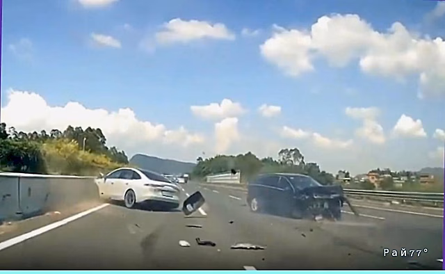 ДТП с участием трёх автомобилей попало на видео в Китае