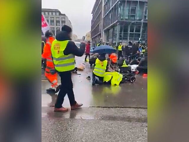 Водитель в Мюнхене умышленно направил автомобиль в демонстрантов, ранены 20 человек