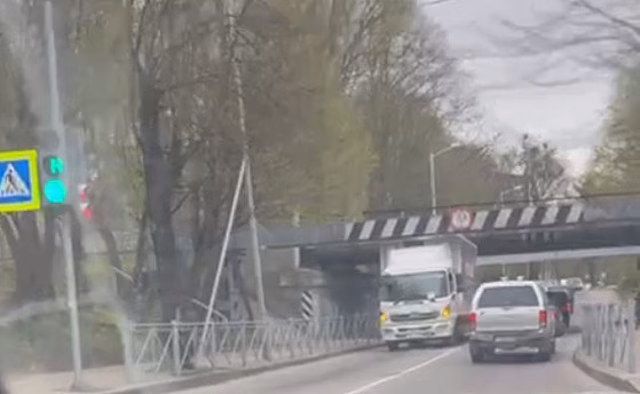 В Калининграде под «мостом глупости» застрял очередной грузовик
