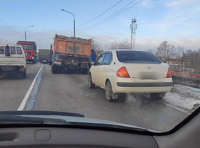 В Благовещенске на подъезде к мосту через Зею образовалась пробка из-за КамАЗа
