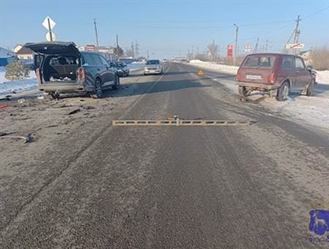 В Сызрани начинающий водитель "Нивы" попал в больницу после столкновения с JAC