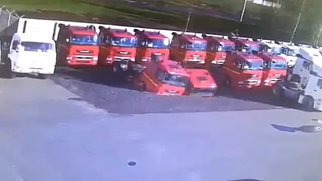 Два КамАЗа эпично провалились под землю