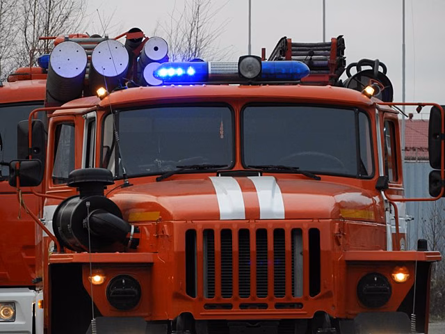 В Саратове пожарные тушили легковой автомобиль
