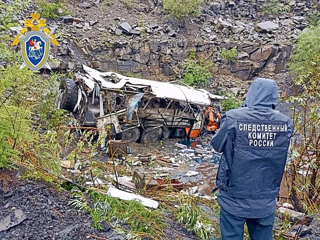 В упавшем с обрыва в Якутии вахтовом автобусе погиб житель Новосибирской области