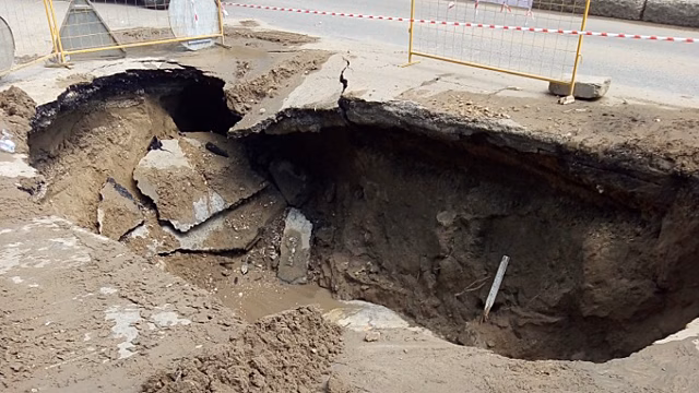 В Саратове возник очередной провал на недавно асфальтированной дороге