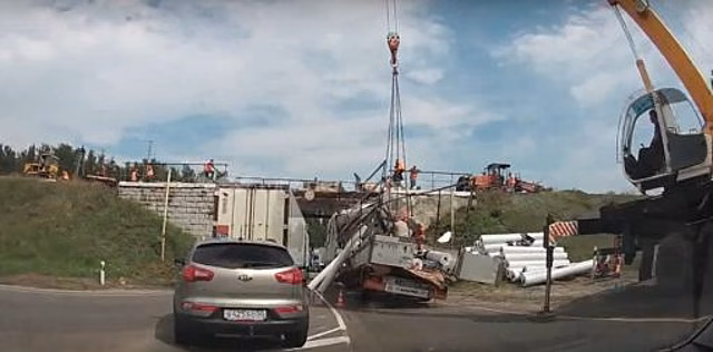 На видео попали последствия столкновения грузовика с опорой моста в Нарышкино