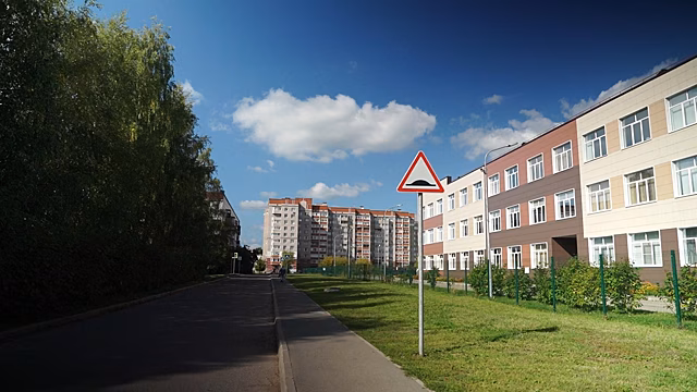 В преддверии первого учебного дня в Вологде проверяют знаки и разметку у школ